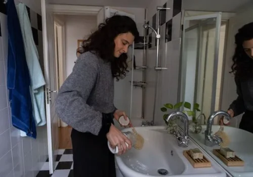 Cleaning guru's genius tip to 'clean your entire bedroom' without even noticing (1)