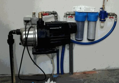 Regenwaterfilter met actief kool in de pers